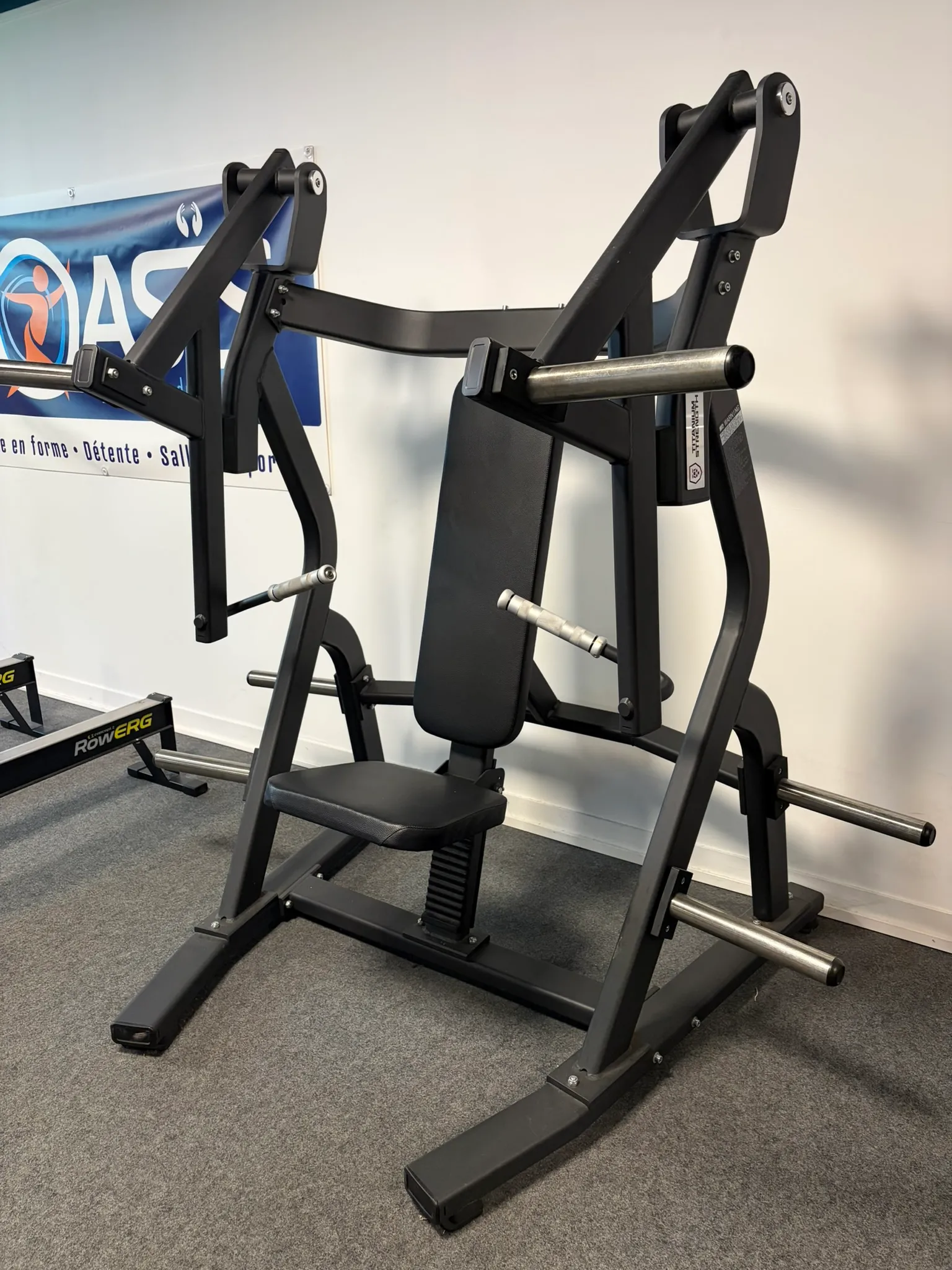 Développé pectoraux à charge libre (chest press iso-latéral)