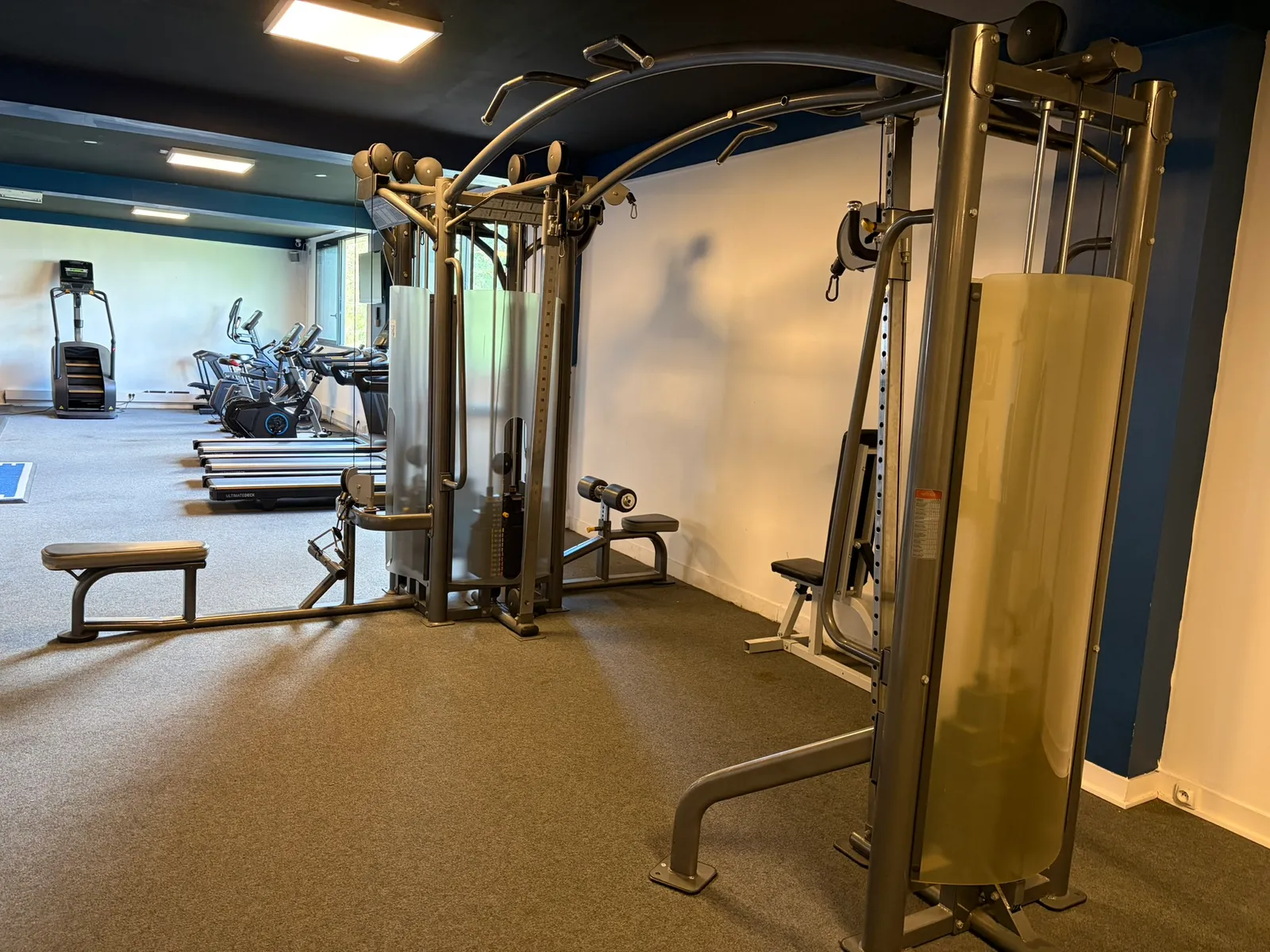 Vue d'ensemble — multi-poste à poulies & zone cardio