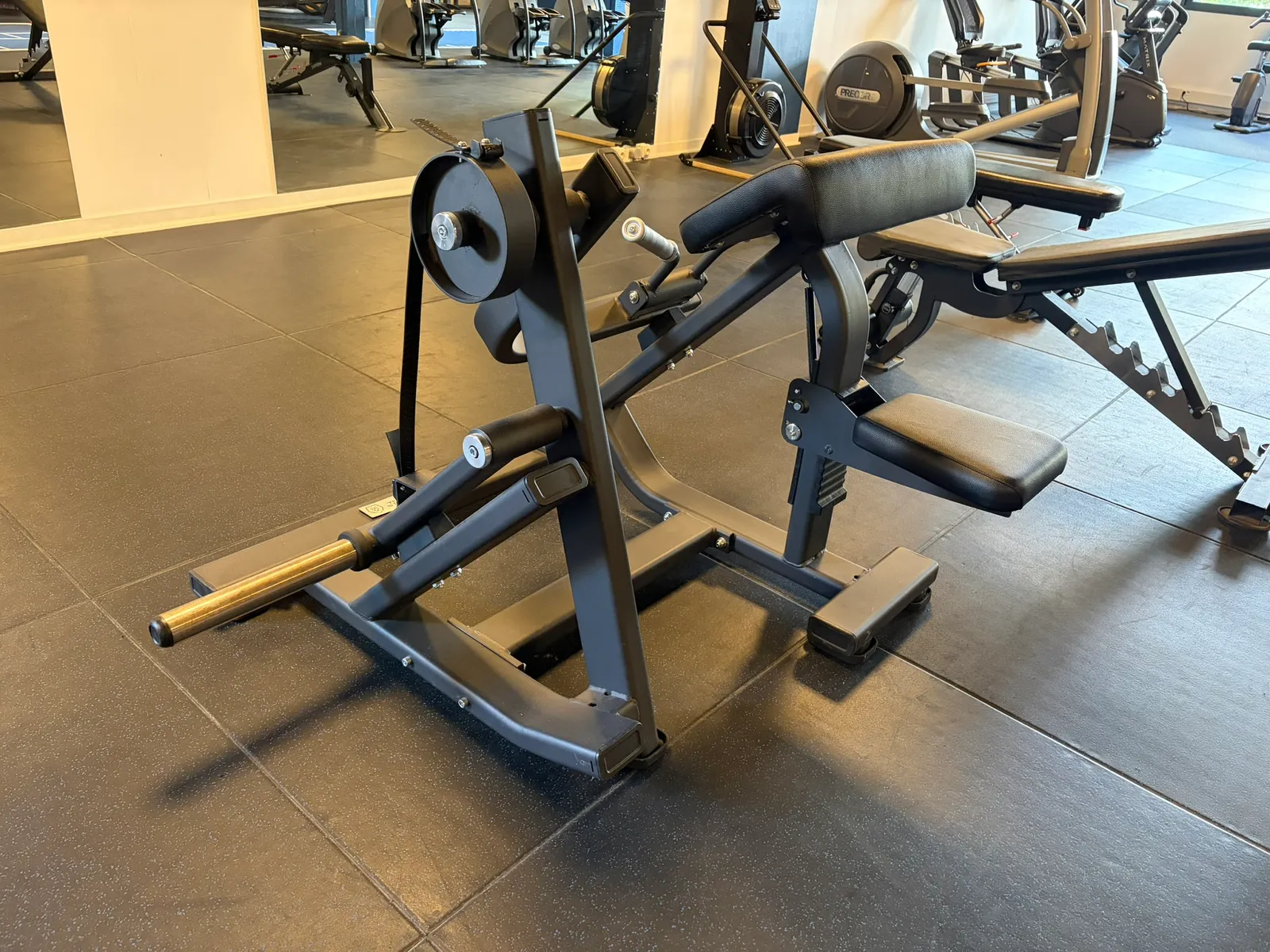 Machine à biceps à charge libre (curl assis)